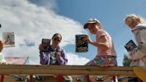 Read more about the article Книжная поляна во дворе библиотеки — день фантастики и приключений!