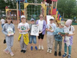 Read more about the article «Книжная полянка» во дворе библиотеки: путешествие по «Лесным тропинкам В. Бианки»!